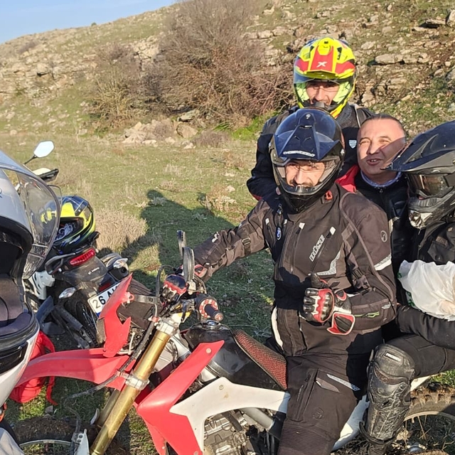 Tek başına buldukları yeni doğmuş kuzuyu 3 kilometre ötedeki annesi ile kav...