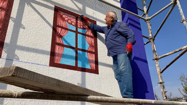 Bucak'ta emekli resim öğretmeni elektrik trafolarını süslüyor