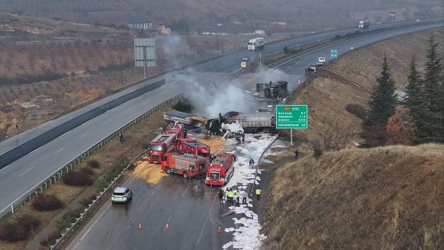 Gaziantep'te çarpışan 3 tırda yangın çıktı
