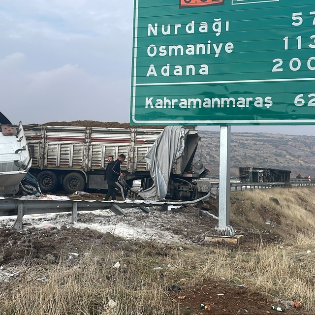 Gaziantep'te zincirleme kazaya karışan 3 TIR alev aldı; otoyol trafiğe kapa...
