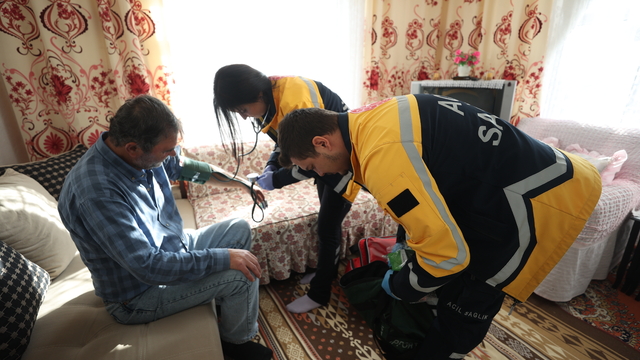 Sağlık ekipleri hayat kurtarmak için zorlu şartlarda saniyelerle yarışıyor