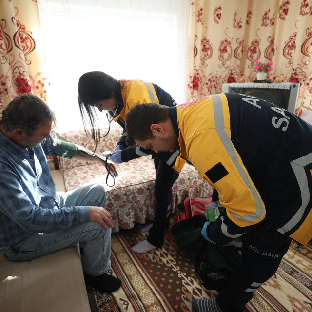 Sağlık ekipleri hayat kurtarmak için zorlu şartlarda saniyelerle yarışıyor