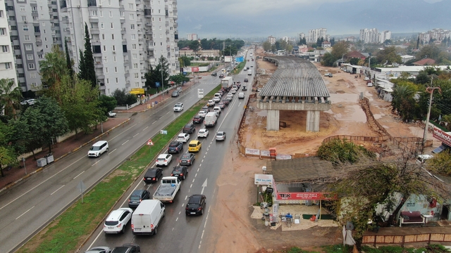 Yapımı devam eden köprülü kavşak inşaatı pideciye takıldı
İşletme sahibi dükkanını boşaltmayınca çalışmalar durdu
Çalışmaların devam etmesi için Ulaştırma ve Altyapı Bakanlığının pideci hakkında açtığı davanın sonuçlanması bekleniyor