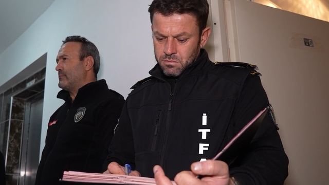 Yüksek katlı apartmanlar tek tek denetleniyor, tedbirlere uymayanlara ceza kapıda
Ekipler karşılaştıkları manzaralarda şoke oldu; birçok apartmanda mevcut ama çalışmıyor