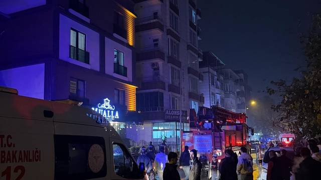 Batman'da cinnet getiren şahıs, evinin eşyalarını sokağa fırlattı