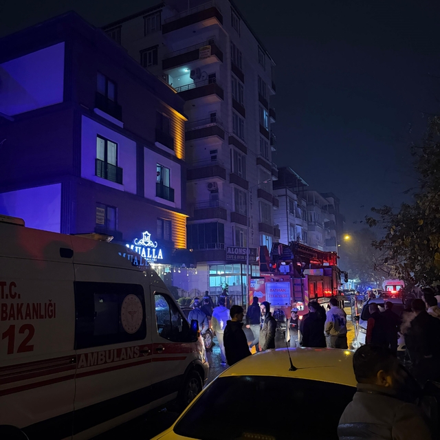 Batman'da cinnet getiren şahıs, evinin eşyalarını sokağa fırlattı