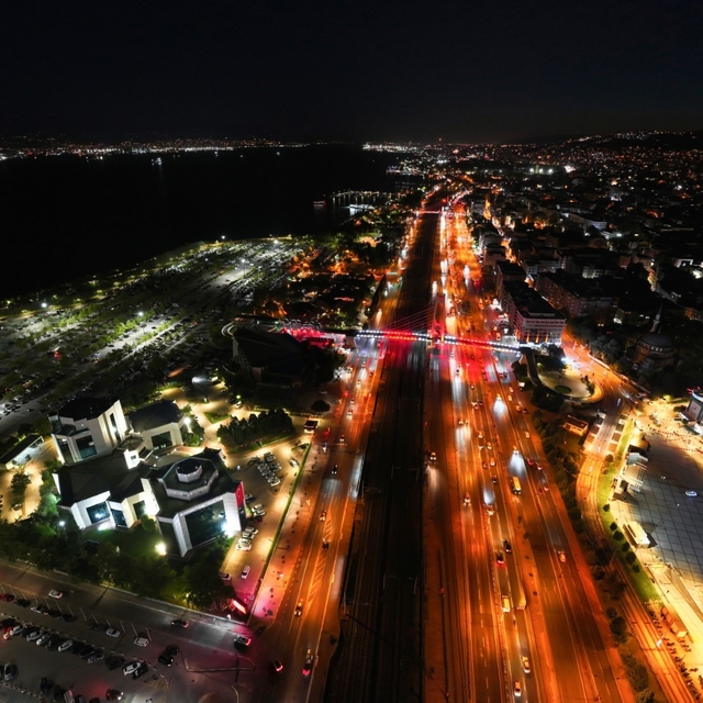 Kocaeli'nin sosyal yaşam alanları gece ışıklarıyla renkleniyor