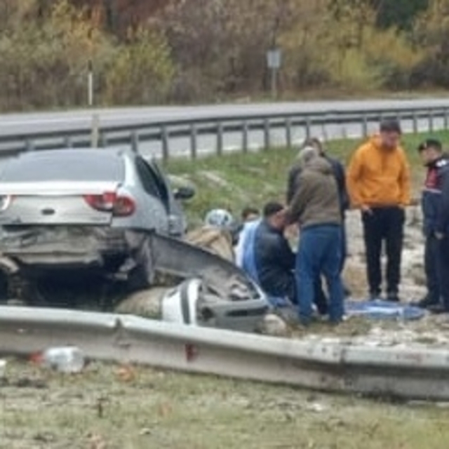 Bariyerleri aşıp refüje giren otomobildeki 2 kişi yaralandı