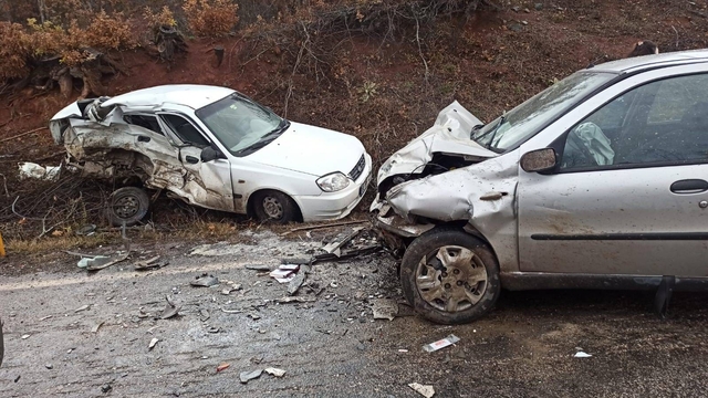 Tokat'ta iki otomobilin çarpıştığı kazada 1 kişi öldü, 2 kişi yaralandı