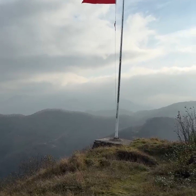 Yıpranan bayrak değiştirilmeyi bekliyor