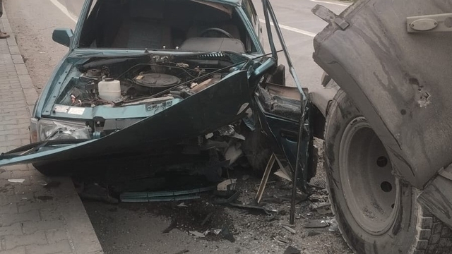 Çaycuma'da tır, otomobile çarptı; 1 yaralı