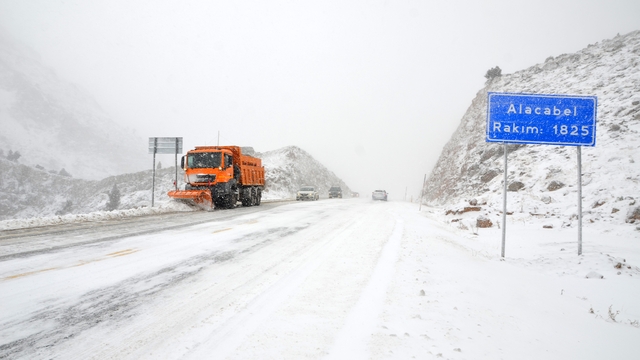 Antalya'ya kar yağışı aralıklarla devam ediyor