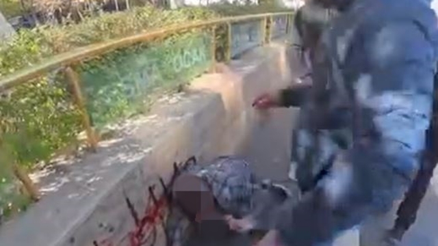 Yengesine mesaj atıp buluşmaya çağıran kişiyi dövüp tabancayla bacağından vurdu