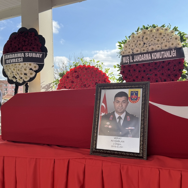 Silah kazasında hayatını kaybeden Üsteğmen Ali Kablan'ın cenazesi defnedild...