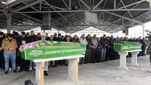 Osmaniye'deki otobüs kazasında ölen 3 kişi, toprağa verildi