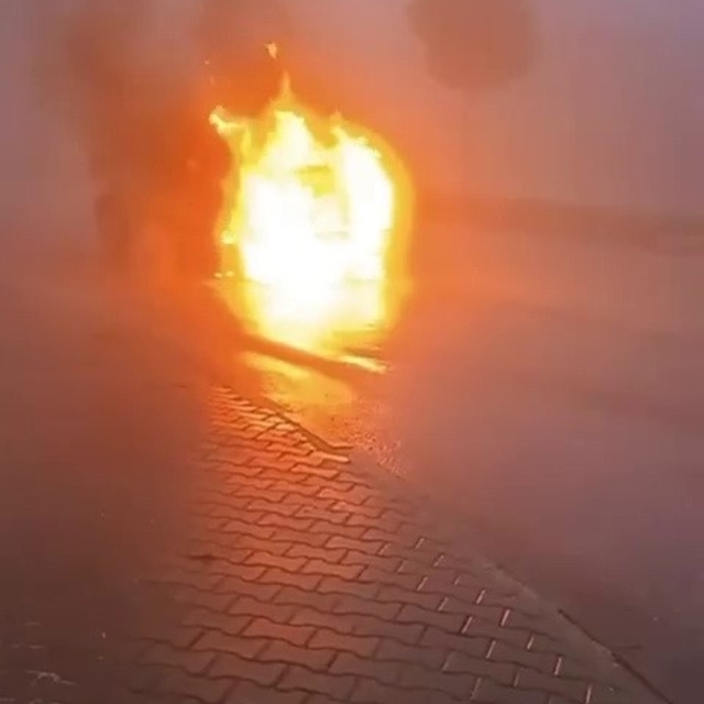 Seyir halindeki araç yanarak hurdaya döndü