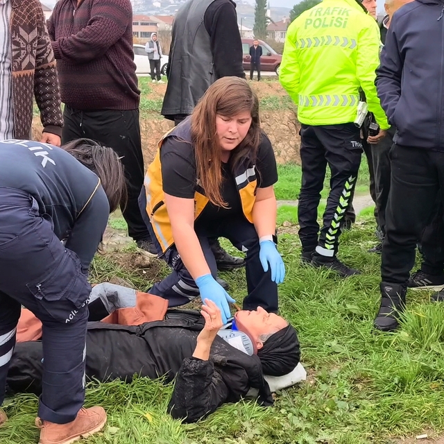 Dere yatağına yuvarlanan otomobildeki 3 kişi yaralandı