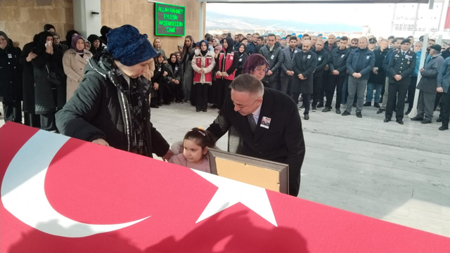 Silah kazası sonucu yaşamını yitiren üsteğmen, toprağa verildi