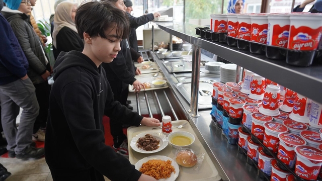 Bilecikli şehit İlhan Ongan'ın anısına binlerce kişiye ücretsiz yemek dağıtıldı
Belediye Başkanı Melek Mızrak Subaşı:
"Kent Lokantamız tam bir yıldır vatandaşlarımıza en güzel şekilde hizmet ediyor"