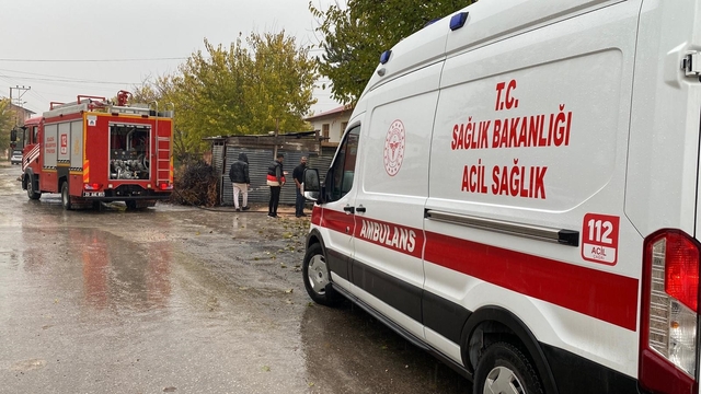 Elazığ'da çatı yangını: 1 kişi dumandan etkilendi
Ocaktan sıçrayan ateş, yangına neden oldu