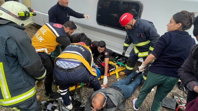 Antalya'da midibüs devrildi: 6 yaralı