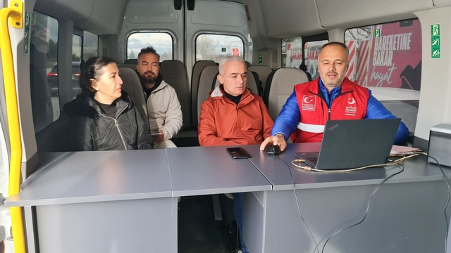 Polisin Mobil Göç Noktası uygulama aracı ile denetimleri sürüyor