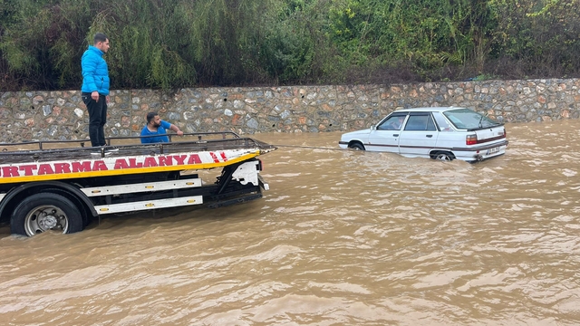 Alanya-Antalya karayolunda araçlar mahsur kaldı