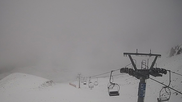 Davraz Kayak Merkezine mevsimin ilk karı düştü bazı noktalarda beyaza bürüdü