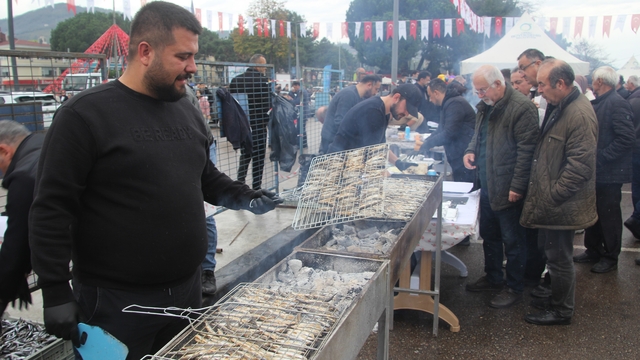Binlerce vatandaş hamsi festivalinde buluştu: 7 ton hamsi tüketildi
Ordu'nun sakin şehri Perşembe'de hamsi festivali