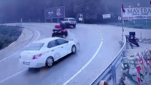 Kayganlaşan yolda virajda kazalar kamerada