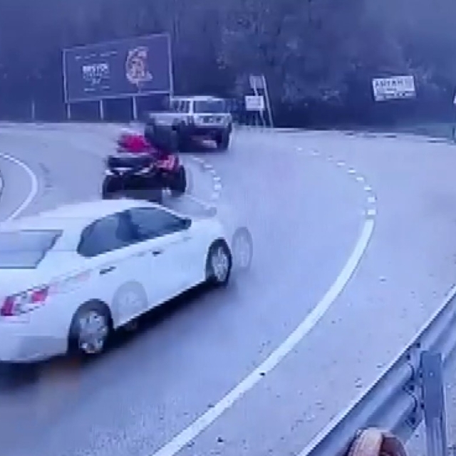 Kayganlaşan yolda virajda kazalar kamerada