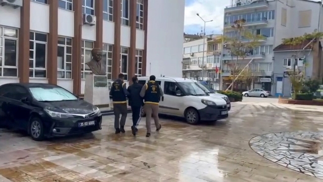 Hakkında 22 yıl kesinleşmiş hapis cezası bulunan firari yakalandı
Denizli Cezaevin'den firar etti, Aydın'da yakayı ele verdi
