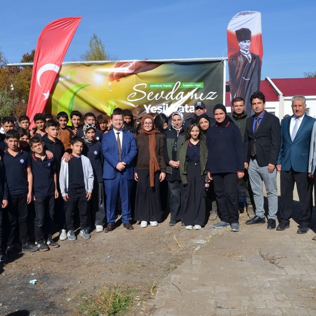 Tatvan'da okul bahçeleri fidanlarla yeşilleniyor