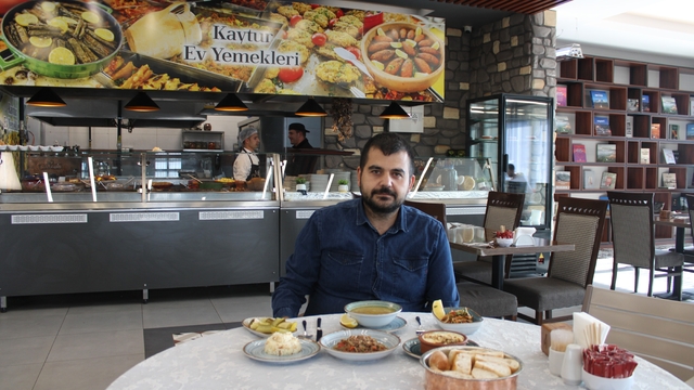 Dürüm fiyatına 5 çeşit yemek
KAYTUR Ev Yemekleri'nde vatandaşlar 5 çeşit yemeği 175 TL'ye yiyebiliyor
KAYTUR Ev Yemekleri Sorumlusu İsmail Furkan Olgun:
"Vatandaşlarımız hizmetten çok memnun"