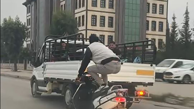Motosikletle tehlikeli yolculuk kamerada; üzerine uzandı, ayağa kalktı