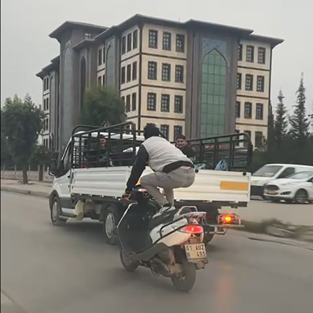 Motosikletle tehlikeli yolculuk kamerada; üzerine uzandı, ayağa kalktı