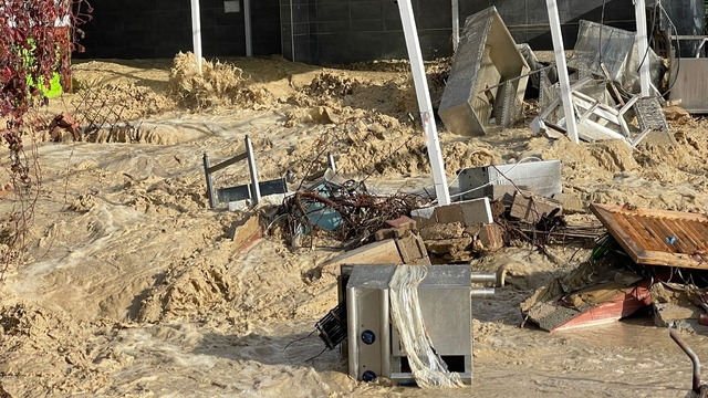 Alanya'da taşan dere 5 yıldızlı otelin sahildeki kafesini yıktı