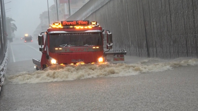 Alanya'da sağanak yağış trafiği felç etti
Alt geçitlerde araçlar mahsur kaldı