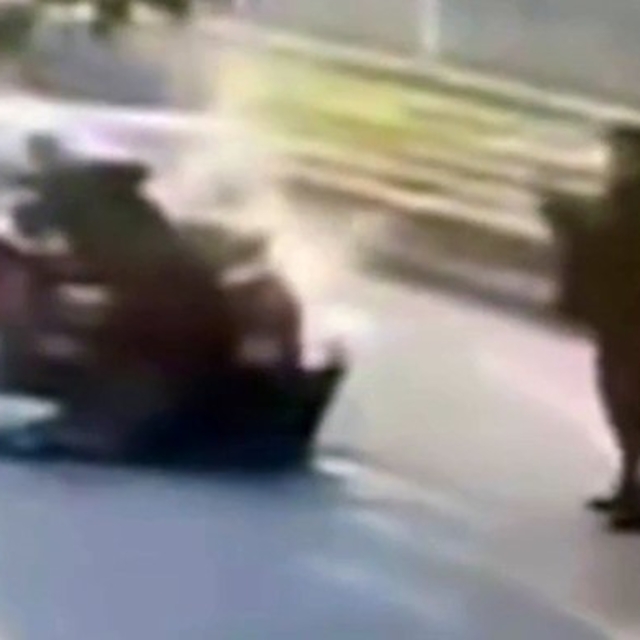 Araçla çarparak yaraladığı polis memurunun fotoğrafını çekip kayıplara karı...