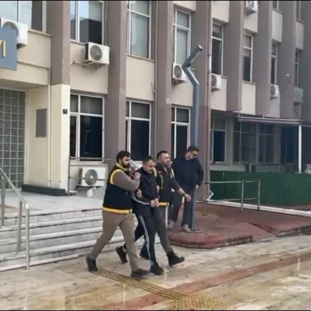 Firari hükümlü kahvaltı yaparken yakaladı