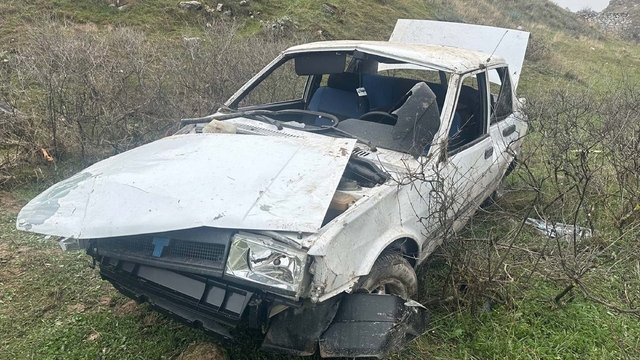 Denizli'de yoldan çıkıp 50 metre yuvarlanan otomobilin sürücüsü öldü