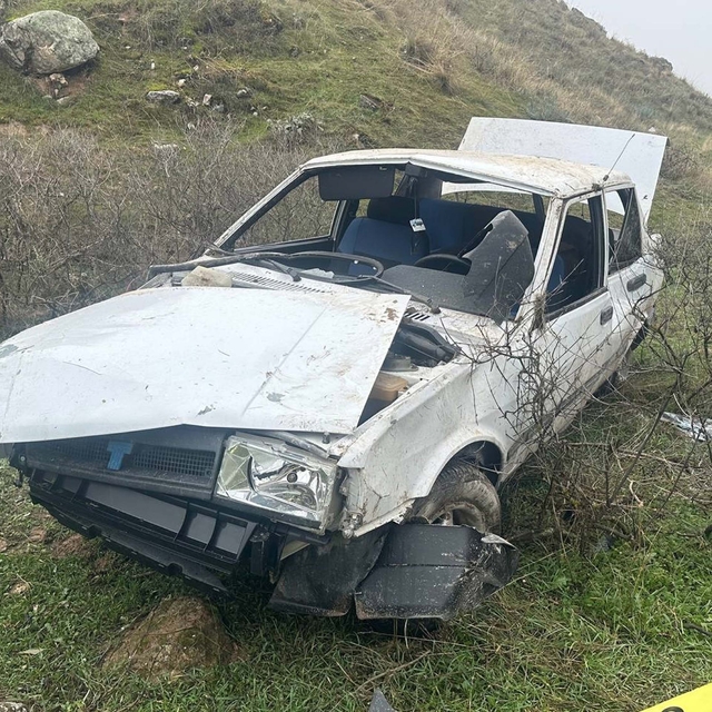 Denizli'de yoldan çıkıp 50 metre yuvarlanan otomobilin sürücüsü öldü