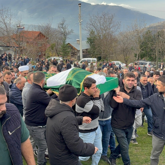 Sakarya'daki trafik kazasında hayatını kaybeden sürücünün cenazesi defnedil...