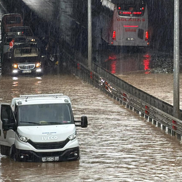 Alanya'da sağanak sonrası alt geçitte mahsur kalan 8 kişi kurtarıldı