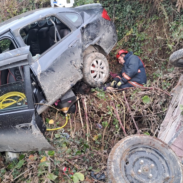Otomobille çarpışan 3 tekerlekli motosikletteki çift yaşamını yitirdi