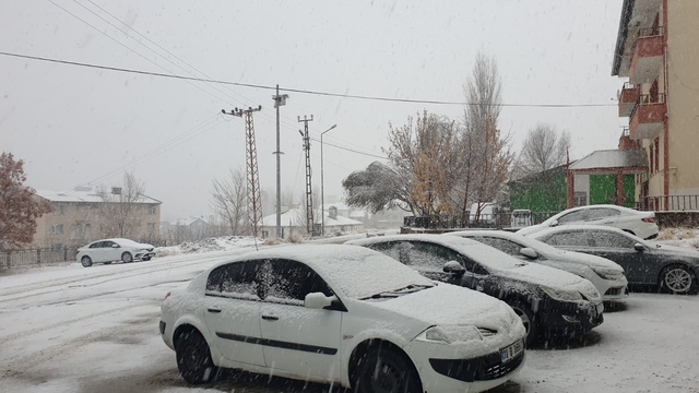 Başkale beyaza bürüdü