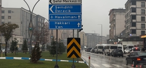 Yüksekova'da yoğun yağışlar uçak seferlerini durdurdu