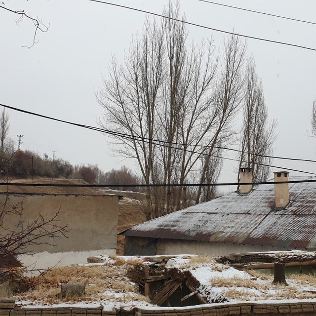 Başkale'de kar yağışı etkili oldu