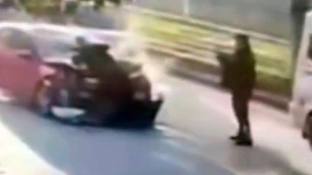 Araçla çarparak yaraladığı polis memurunun fotoğrafını çekip kayıplara karıştı