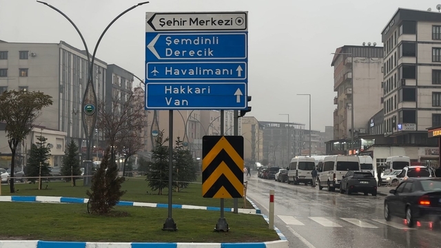 Yüksekova'da yoğun yağışlar uçak seferlerini durdurdu